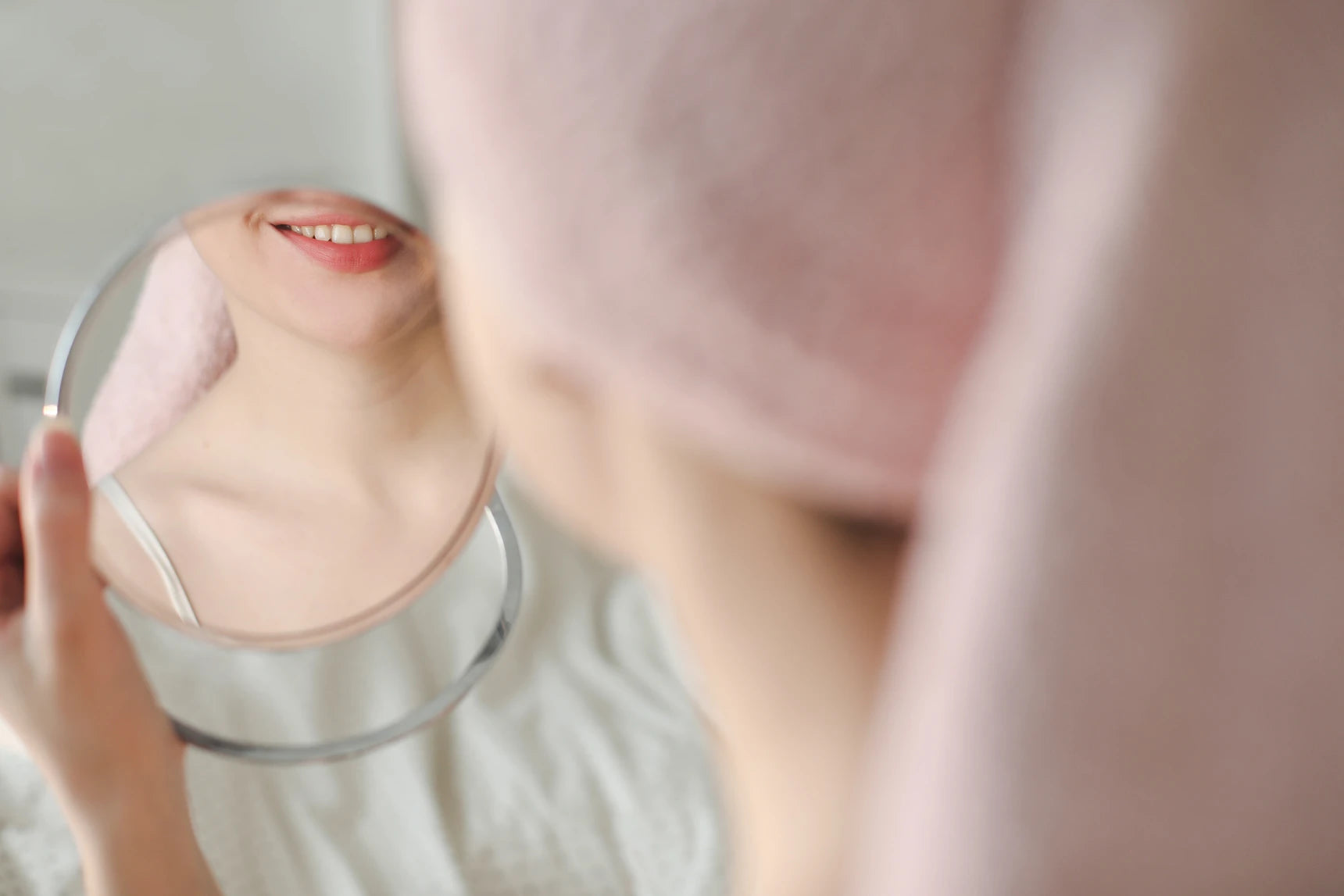 Une femme se regardant dans un miroir