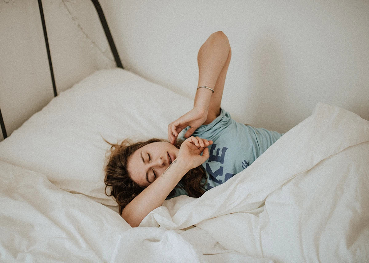 Une femme qui se réveille dans son lit