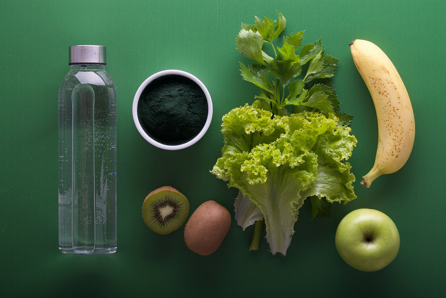 Une bouteille d'eau, des fruits et des légumes