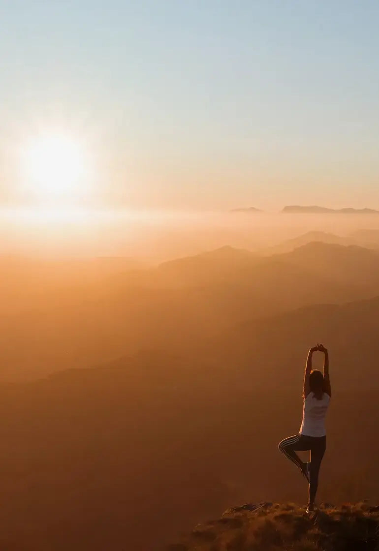 Une personne faisant du yoga dans les montagnes